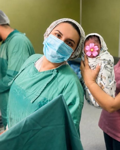 Kəmalə Əzizbəyova doğuşdan sonra yenidoğulmuş körpə ilə