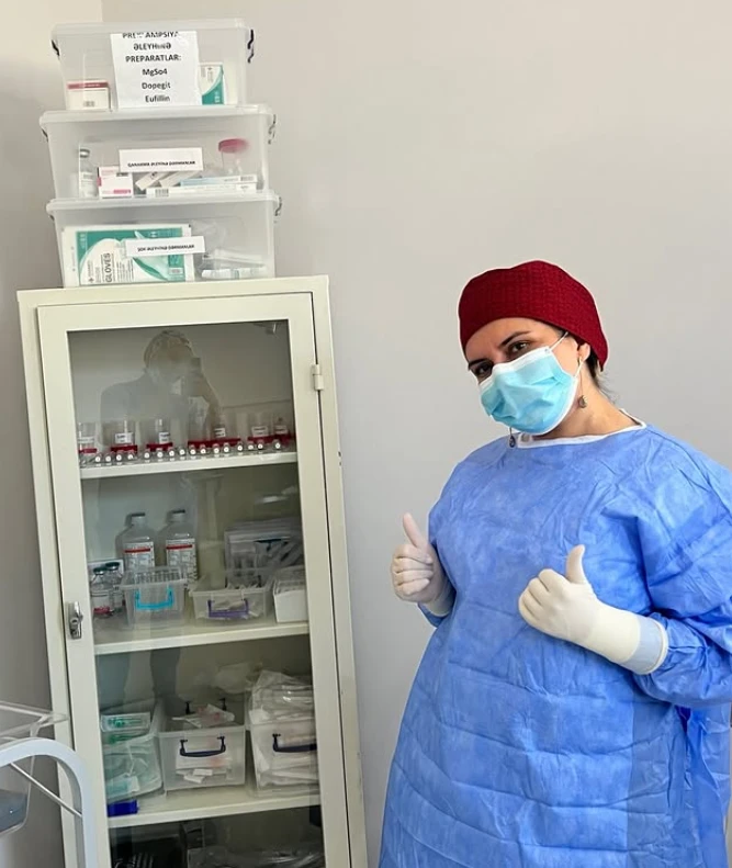Kəmalə Əzizbəyova əməliyyat geyimində klinikada