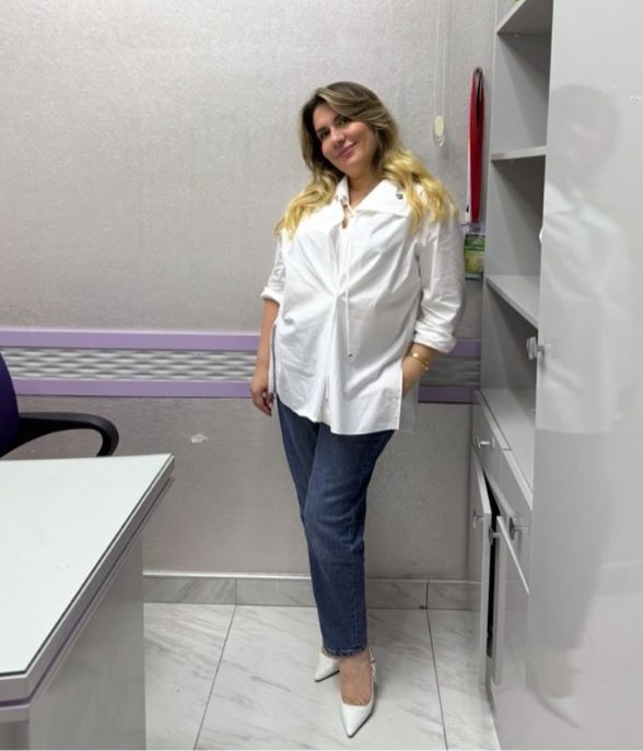 Mama-ginekoloq və cərrah Kəmalə Əzizbəyova iş kabinetində